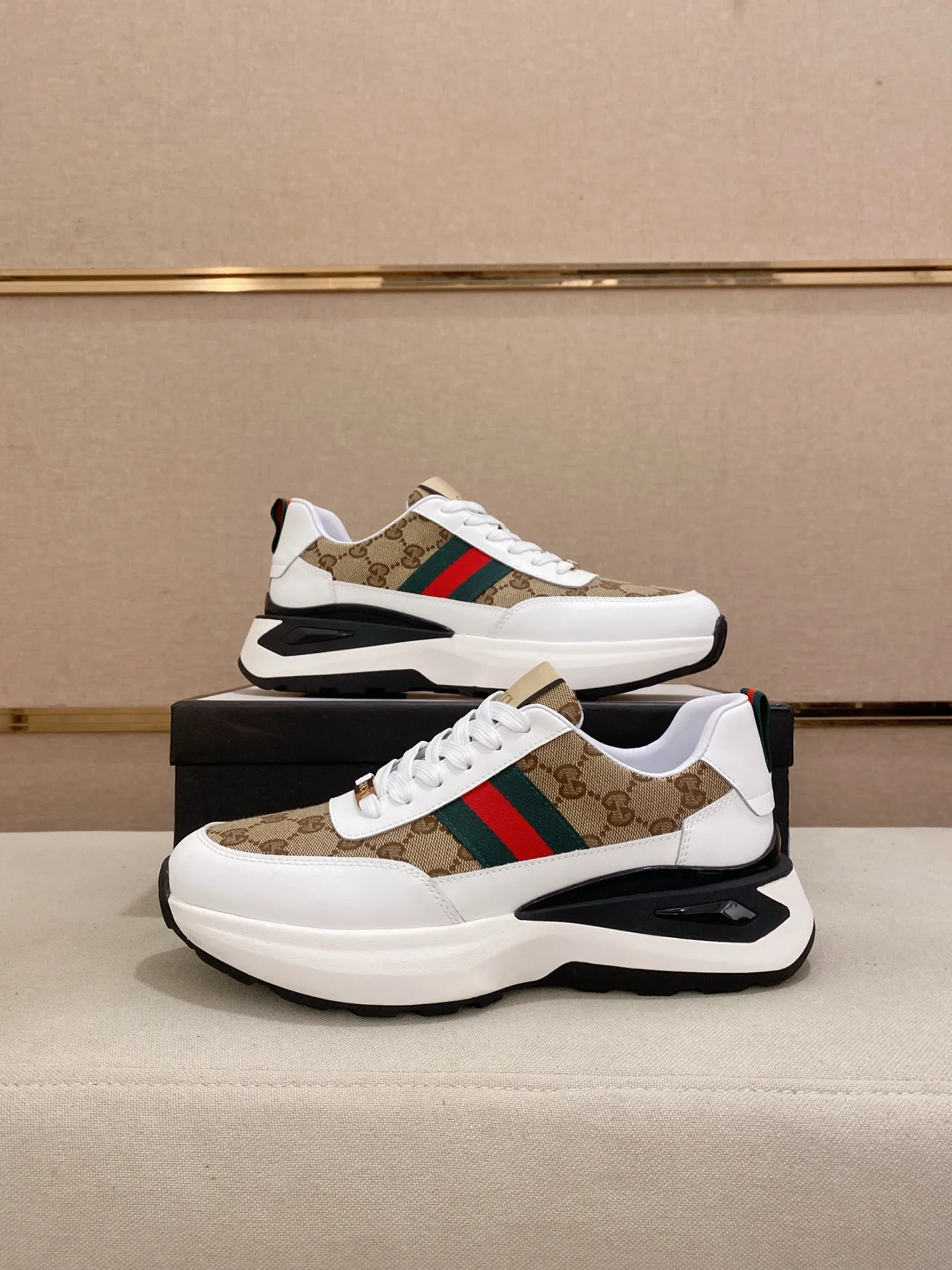Men's shoes 💰 462💰The new GUCCI (Gucci) counters are launched simultaneously. The new men's shoes, 😘fabrics are selected from imported cowhide, and the lining is sheepskin lining. 👍🏿 High-end ☄️ air-cushion molded anti-slip rubber outsole, exquisite lines, simple and elegant, comfortable and high-end for leisure travel. Code number: 38 to 44 (45 can be customized and cannot be returned or exchanged)